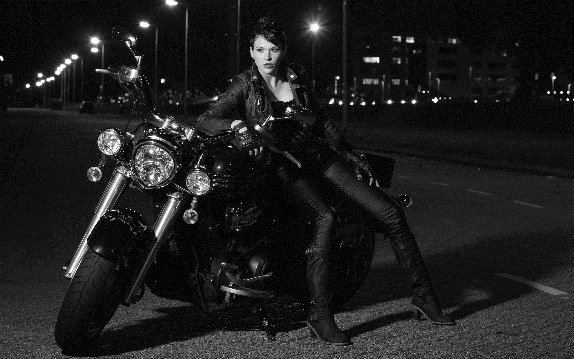 Photo Beautiful girls and motorcycles in Soacha