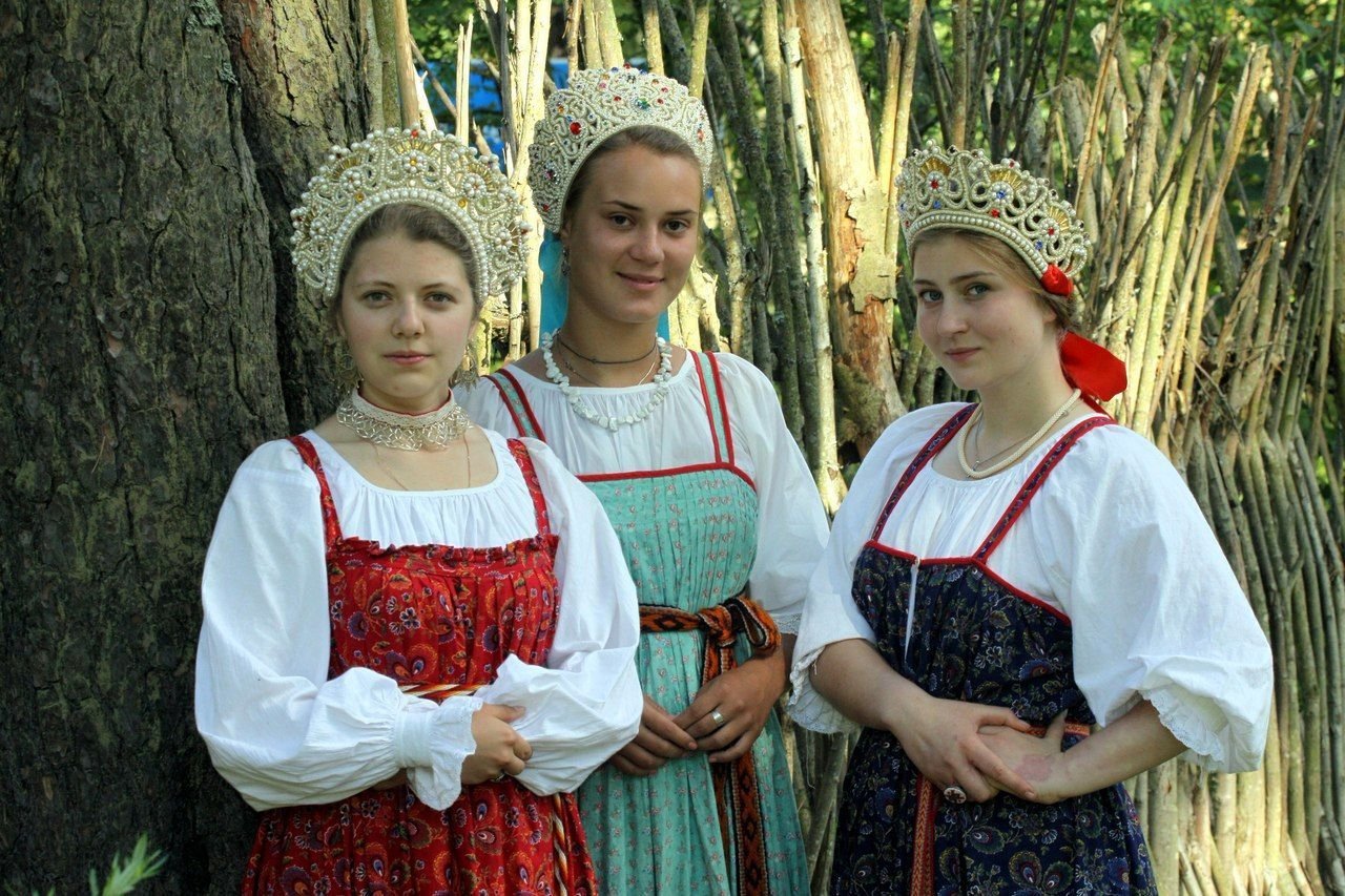 Sexy model Girls in Slavic costumes in Soacha